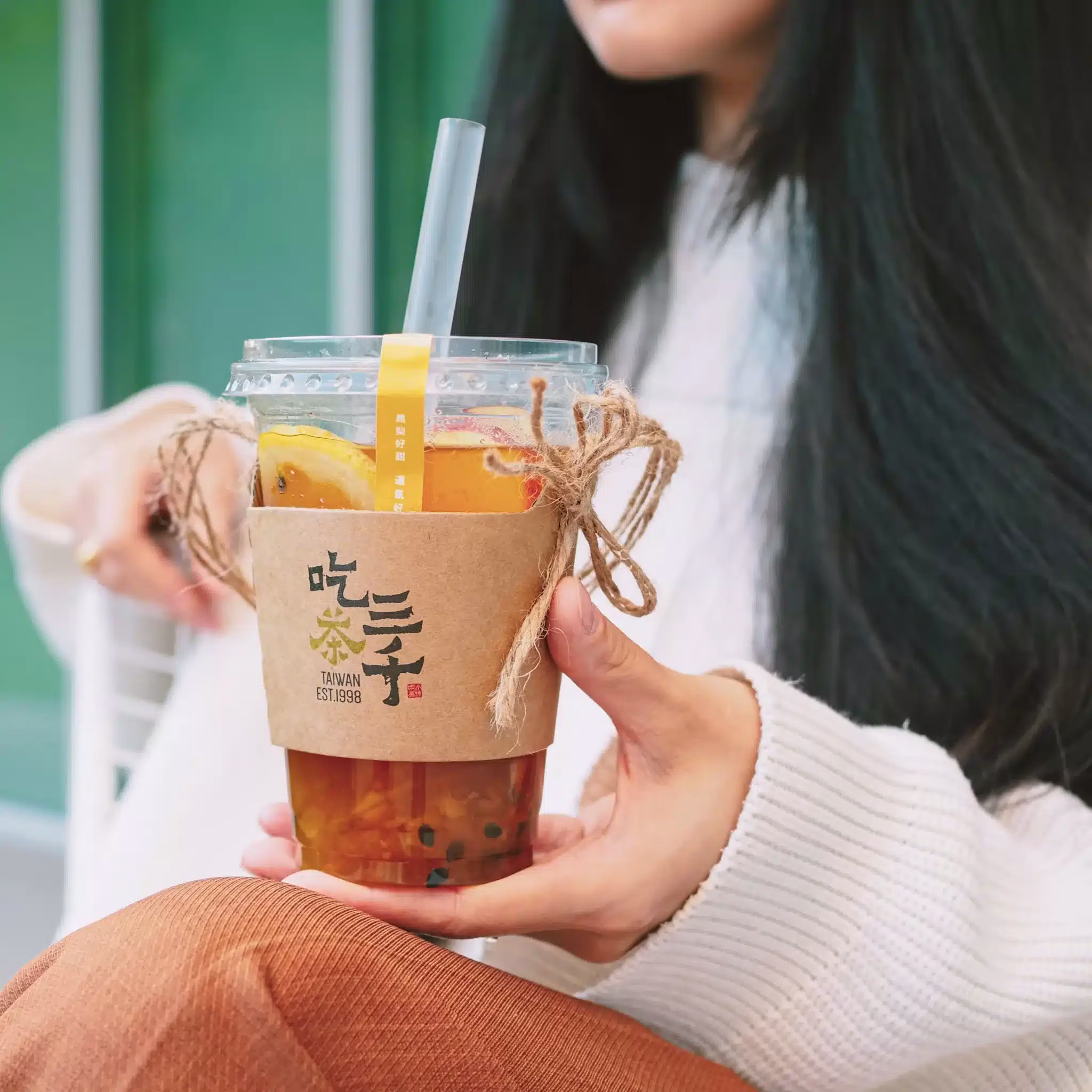lady sipping bubble tea
