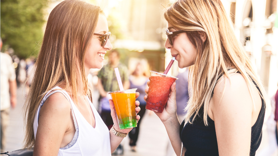 2 ladies drinking bubble tea