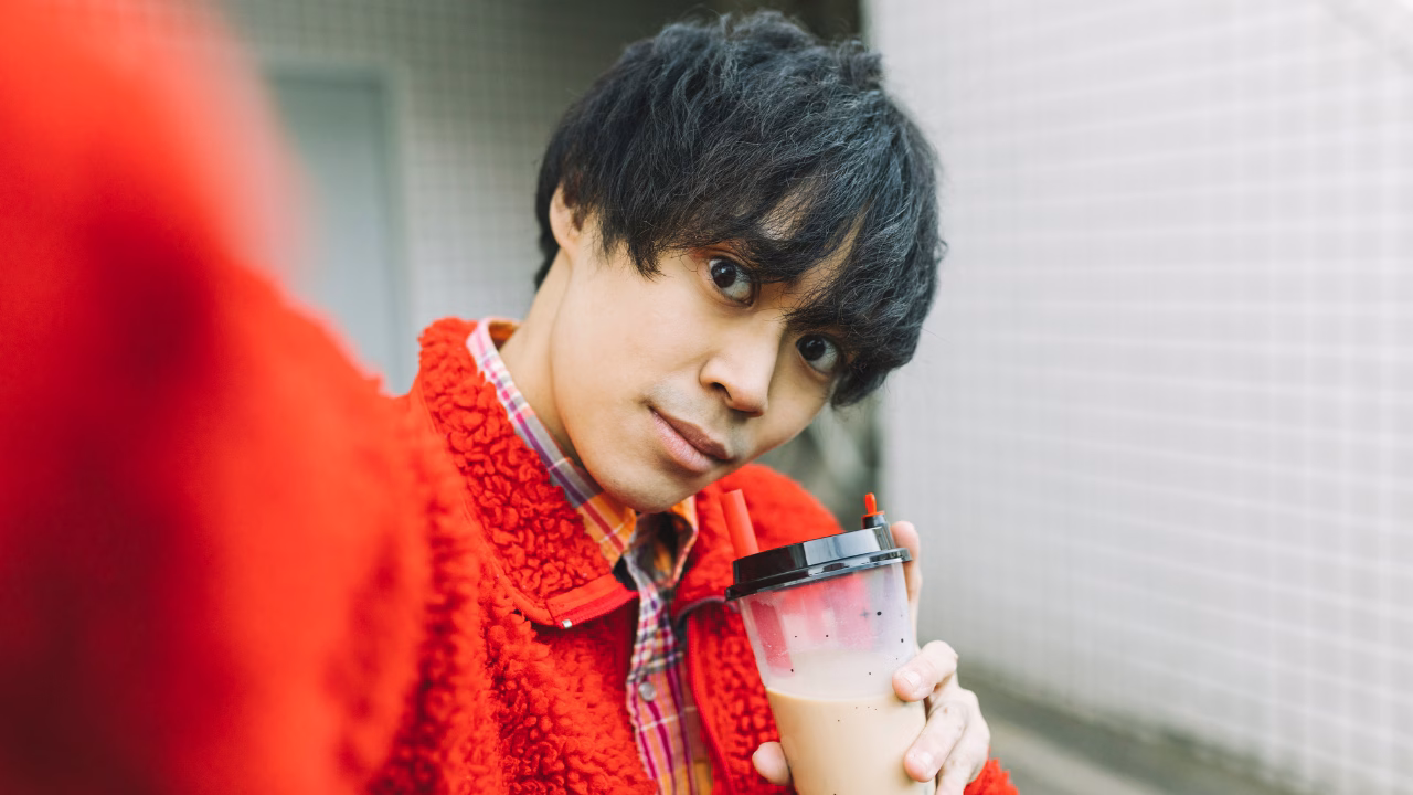 asian man taking selfie with bubble tea